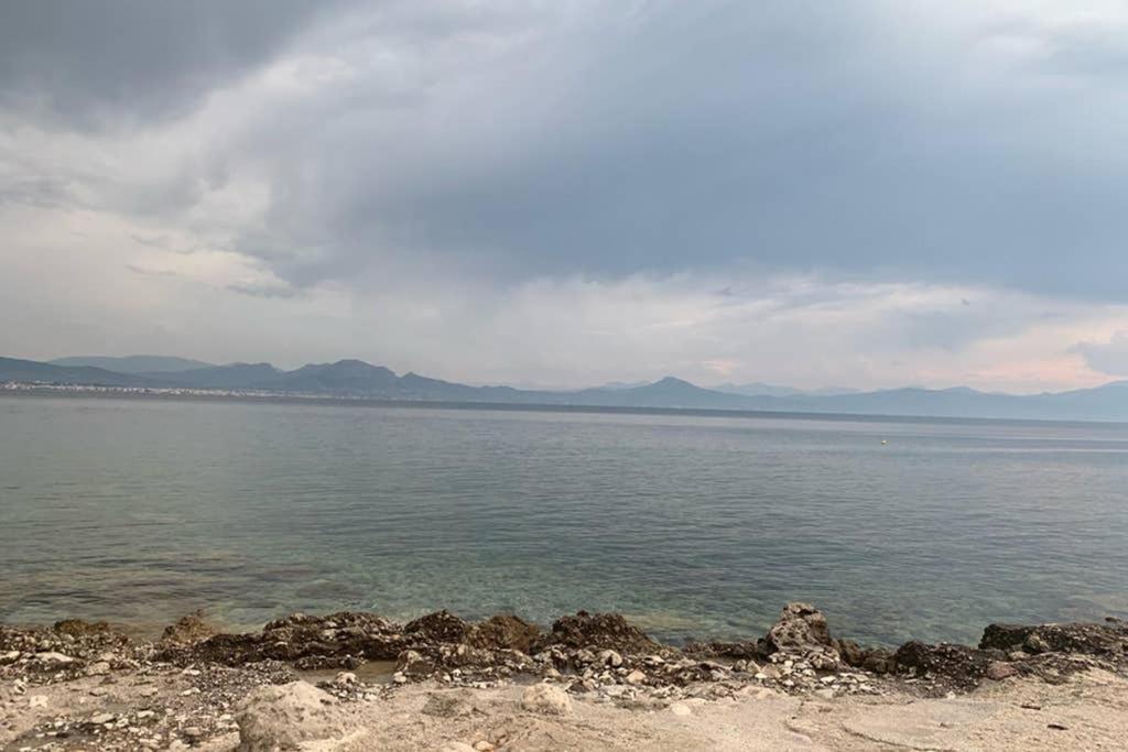 Beachfront Garden Apartment- Atlas Complex Loutraki  Bagian luar foto