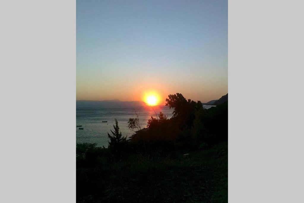 Beachfront Garden Apartment- Atlas Complex Loutraki  Bagian luar foto