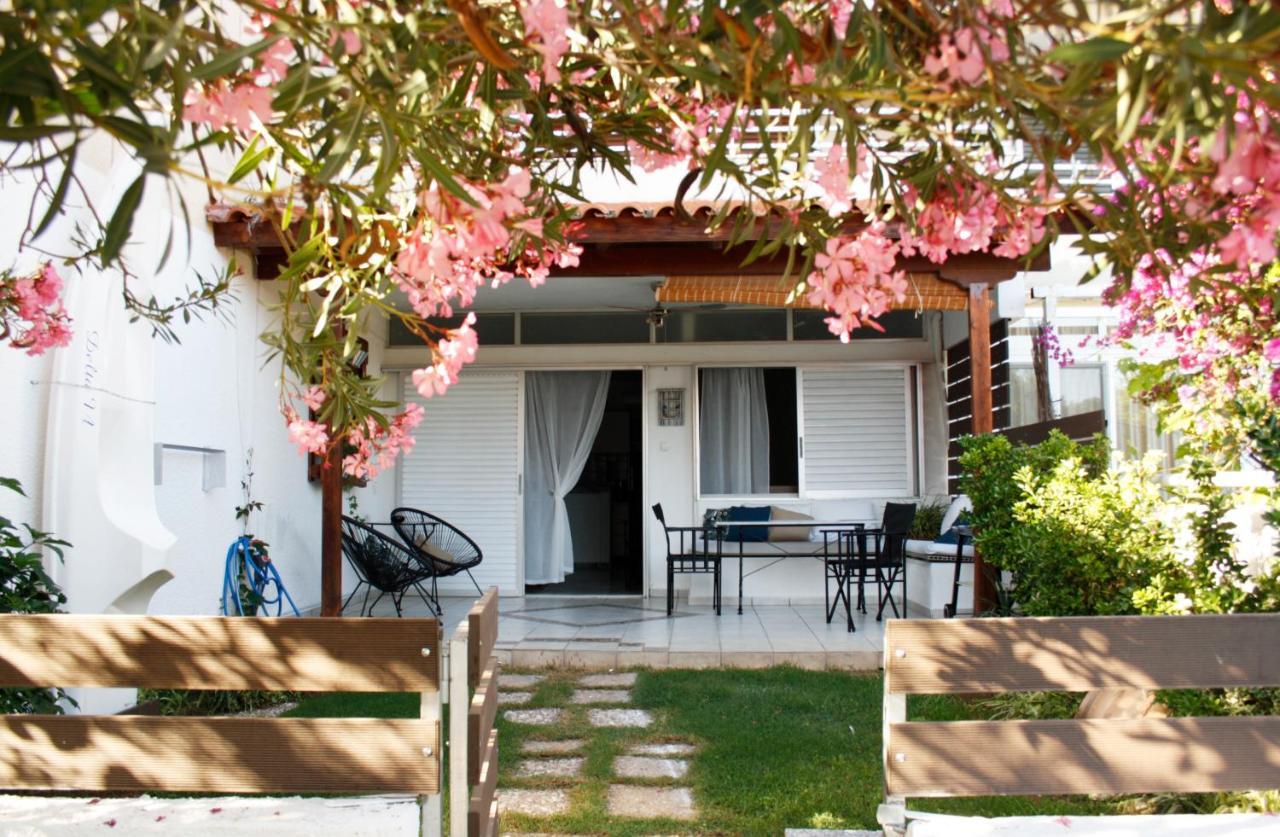Beachfront Garden Apartment- Atlas Complex Loutraki  Bagian luar foto